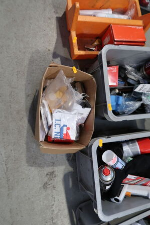 5 stk. kasser med div. Værktøj og varelager