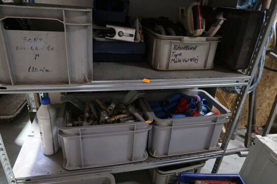 Lagerreol med div. Værktøj m.m.