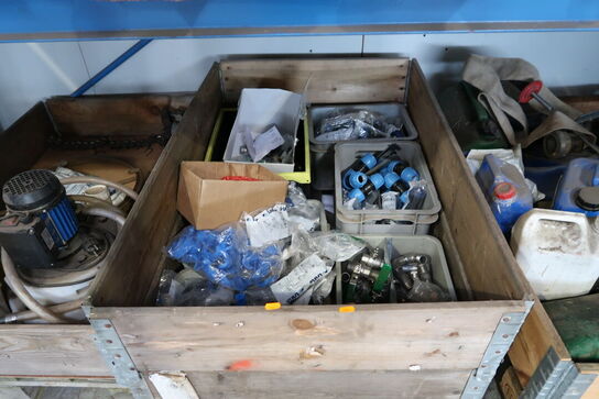 Palle med div. Reservedele og varelager