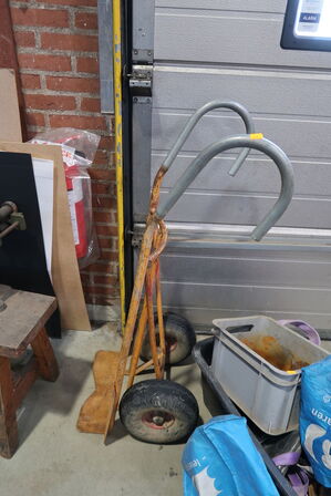 Sækkevogn samt plastikkasse med indhold