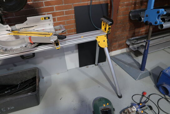 Kap-/geringssav DEWALT DWS780-QS med arbejdsbord