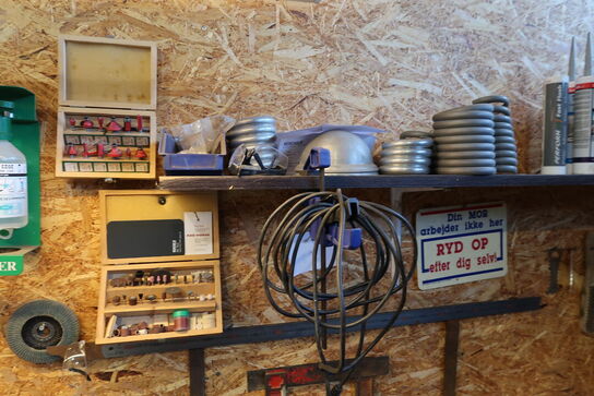 Arbejdsbord med div. Specialværktøj m.m.