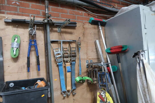 Arbejdsbord med skruestik samt div. værktøj