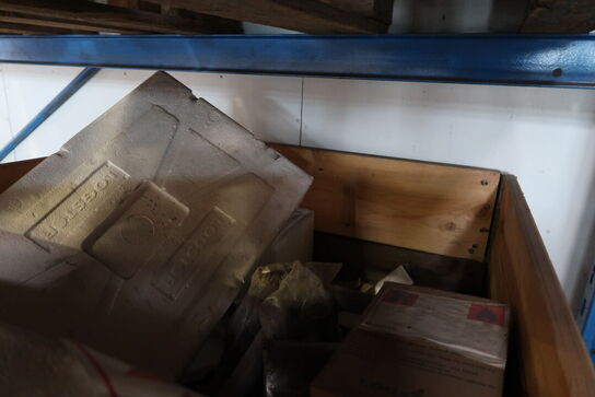 Palle med div. Reservedele og varelager