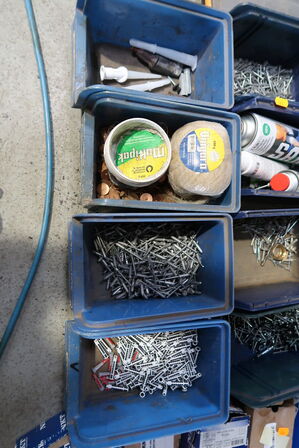 Div. Plastikkasser med varelager og reservedele