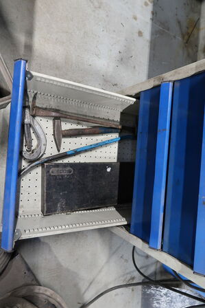 Arbejdsbord med skruestik samt div. Værktøj