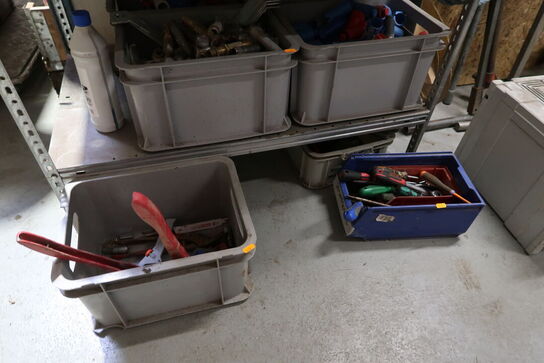 Lagerreol med div. Værktøj m.m.