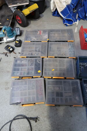 8 stk. sortimentskasser med indhold