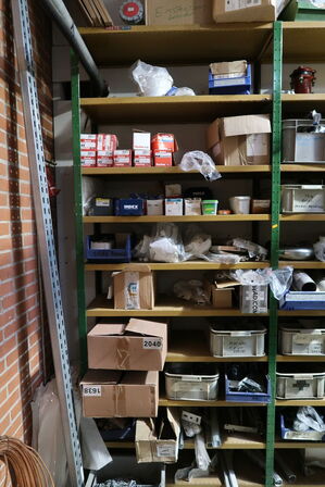 3 fag lagerreoler med div. Varelager og reservedele