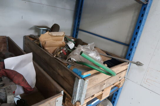 Palle med div. Reservedele og varelager