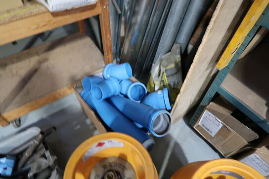 Div. varelager samt vogn med indhold