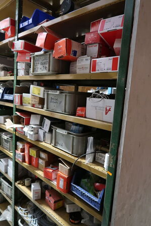 4 fag lagerreoler med div. Varelager og reservedele