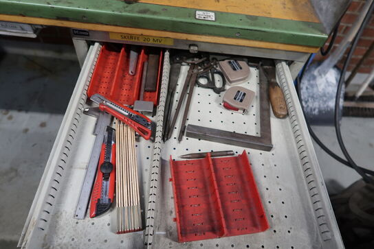 Arbejdsbord med skruestik samt div. Værktøj