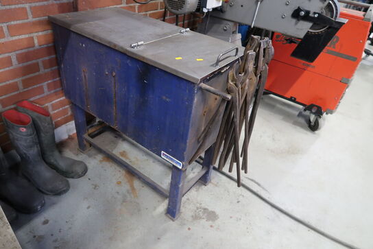 Opbevaringskasse med indhold samt div. Tænger