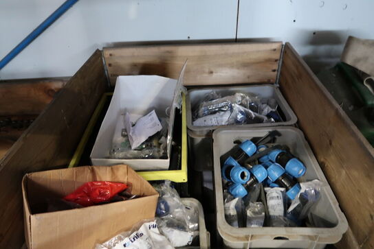 Palle med div. Reservedele og varelager