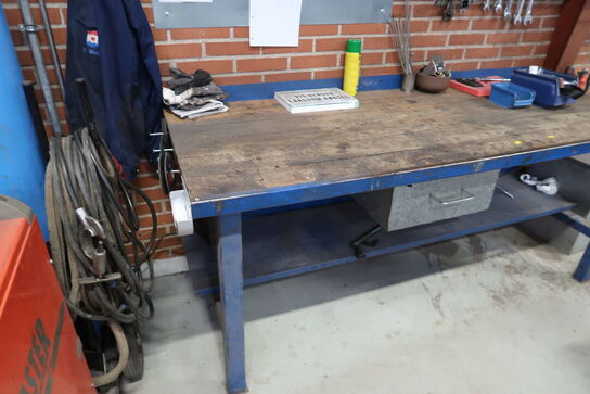 Arbejdsbord med div. Værktøj m.m.