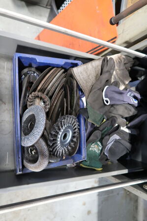 Stålskab med indhold