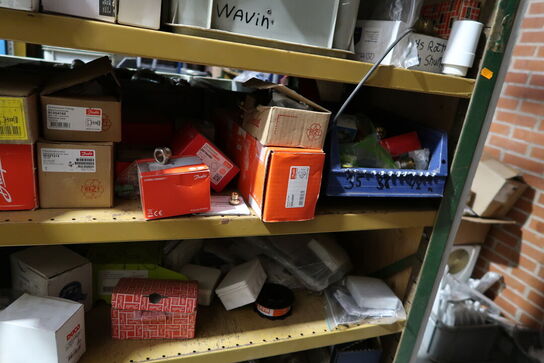 4 fag lagerreoler med div. Varelager og reservedele