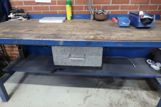 Arbejdsbord med div. Værktøj m.m.