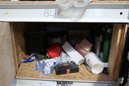 Pallereol med div. Varelager og reservedele