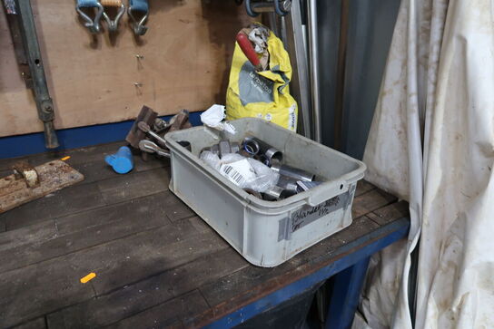 Arbejdsbord med skruestik samt div. værktøj