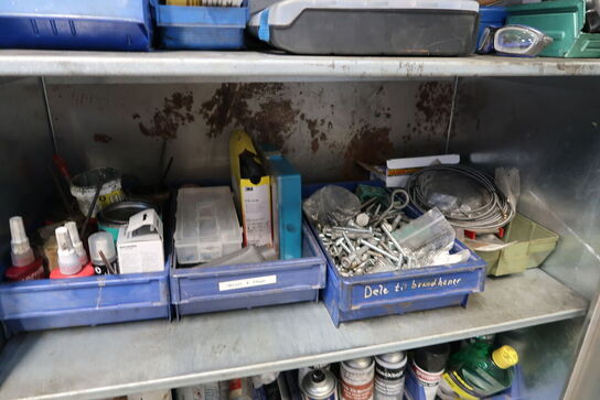 Stålskab med div. Værktøj, plejemidler m.m.