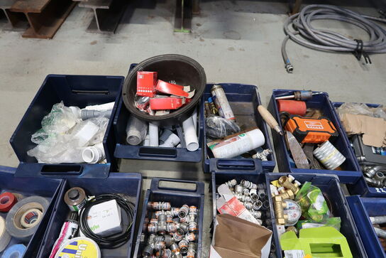 Div. Plastikkasser med varelager og reservedele