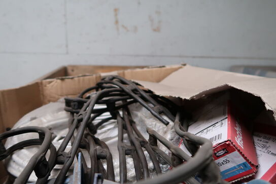 Palle med div. Reservedele og varelager