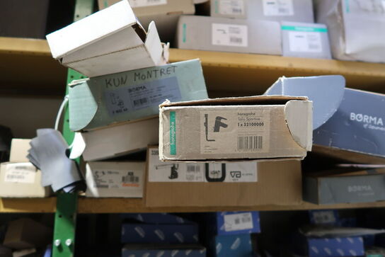 1 fag lagerreol med div. Armaturer HANS GROHE m.fl.