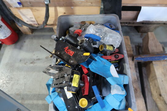 Kasse med div. Reservedele og varelager