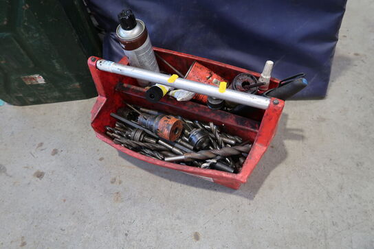 Værktøjstaske med div. Værktøj samt jerrycan