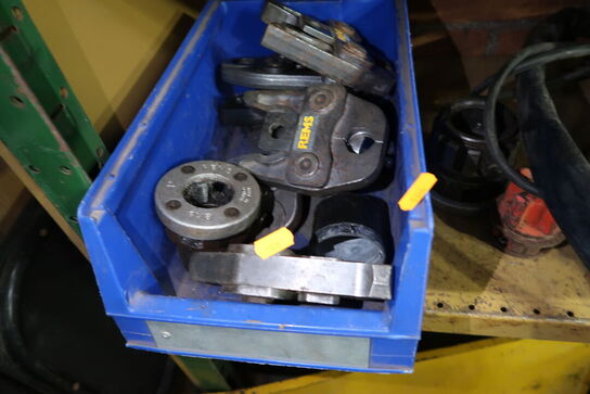 Kasse med div. Pressekæber