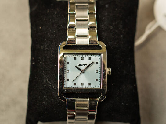 Ur DKNY City Midi 27x34,5 mm