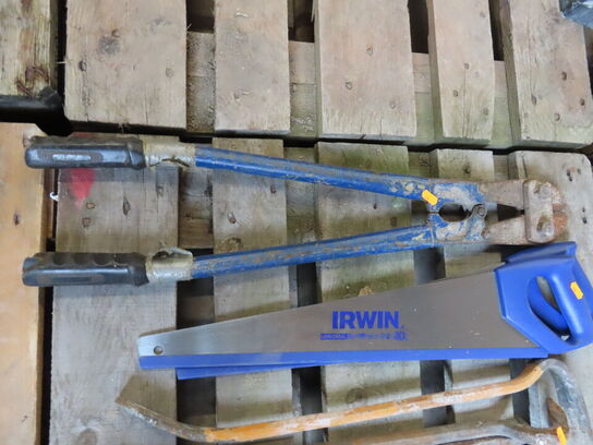 Palle med værktøj af håndsav, brækjern mv.