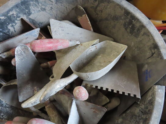 Palle med diverse murerredskaber