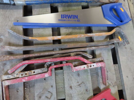 Palle med værktøj af håndsav, brækjern mv.