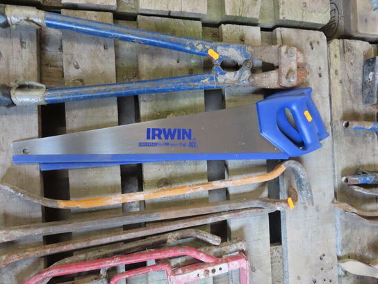 Palle med værktøj af håndsav, brækjern mv.