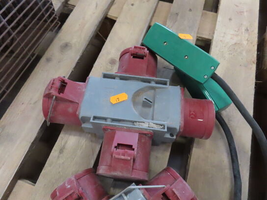 2 stk CEE-forgrener med stikdåser