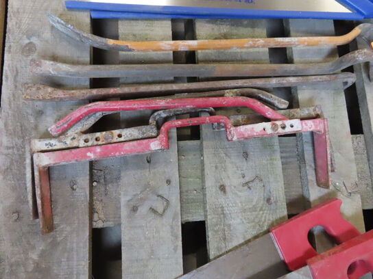 Palle med værktøj af håndsav, brækjern mv.