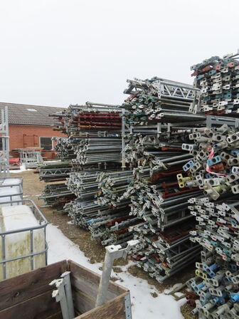 Stort parti stillads inkl. 3300 trætraller