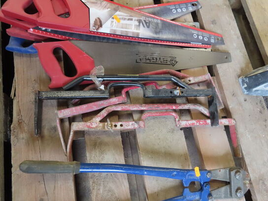 Palle med værktøj af murstensløftere, boltsaks mv.