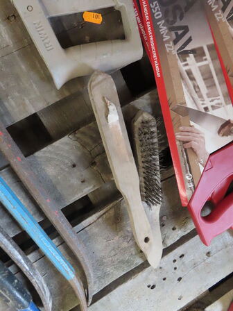 Palle med værktøj af håndsav, boltsak mv.