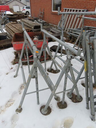 Bukkestillads med forhøjere uden broer