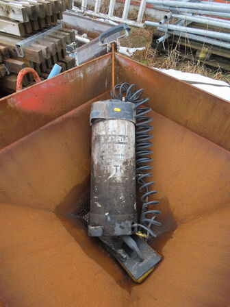 Betonspand med højtrykssprøjte