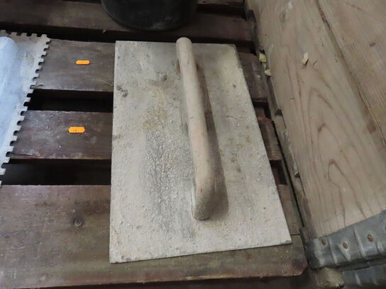 Palle med diverse murerredskaber