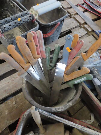 Palle med diverse murerredskaber