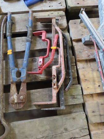 Palle med værktøj af håndsav, boltsak mv.