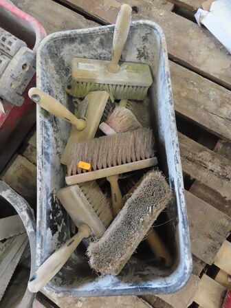Palle med diverse murerredskaber