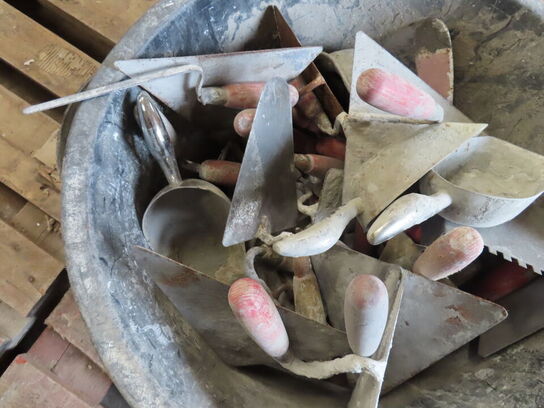 Palle med diverse murerredskaber