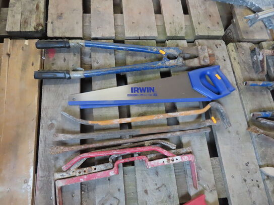 Palle med værktøj af håndsav, brækjern mv.